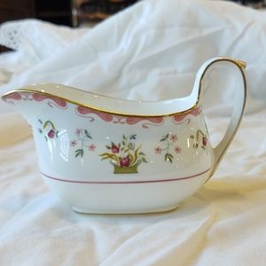Wedgwood Bianca Williamsburg Creamer